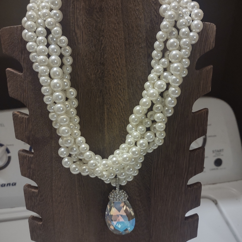 Woman's‎ Dering Julian Pearl Necklace
